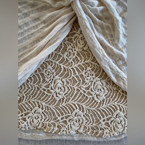 Daytrip Sandy Beige Short Sleeve Crocheted Lace Back Top. Size Small - Picture 6 of 13